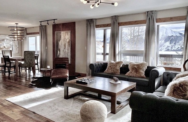 Penthouse #1: Panoramic Views, Hot Tub, 75" & 55" TVs, Sonos, Free Ski Bus