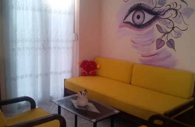 Penthouse on the 4th floor with huge Balcony! 10 min away from Metro.