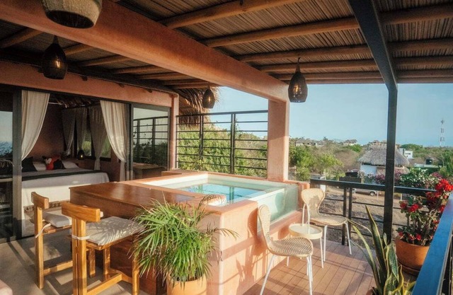 Penthouse with pool & ocean view