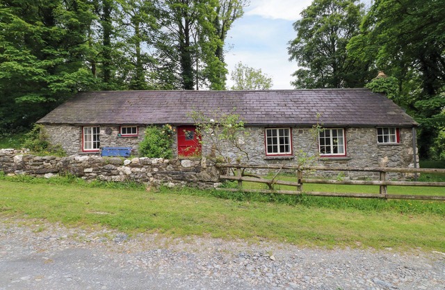 PENYRALLT FACH COTTAGE, character holiday cottage in Llandysul