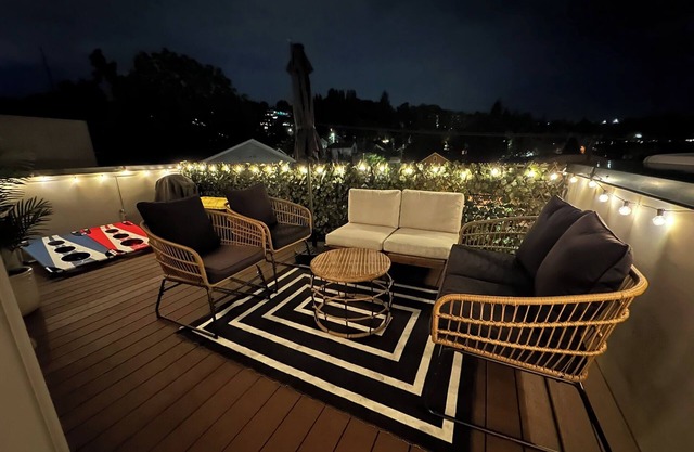 Perch - Elegant 3BR Haven with AC Near Lake Union