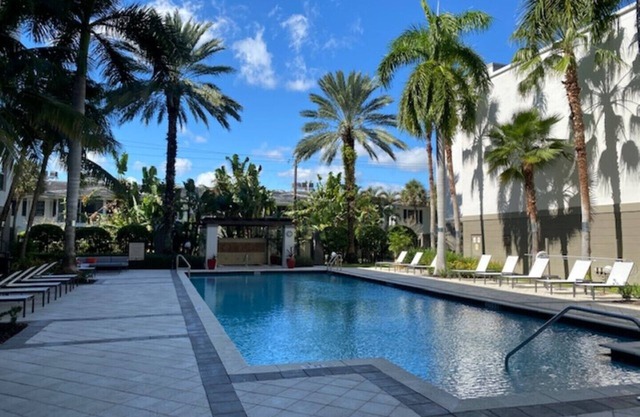 perfec winter place to stay, desirable location, close to beach, restaurants.