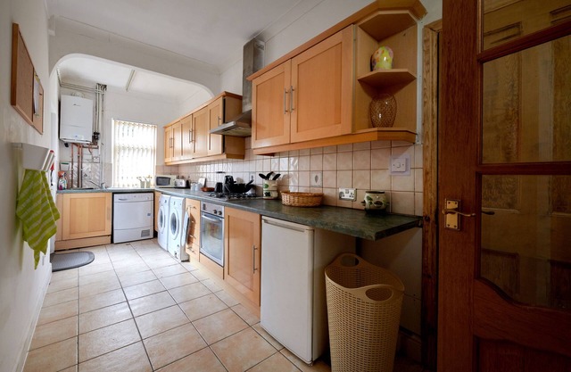 Perfect Bargain Location for Exploring Liverpool & Chester, 4 Bed House, Sleep 9