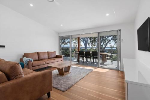 Perfect Beachhouse Lakes Surf at your Feet