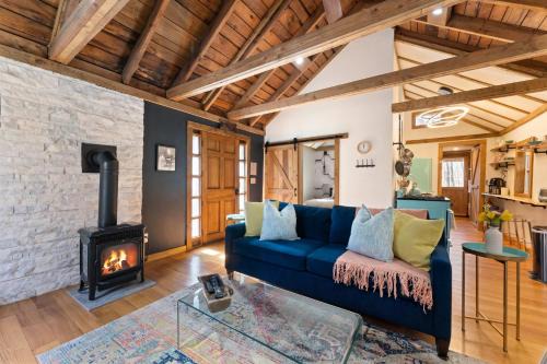 Perfect Couples Cabin Fireplace Firepit & Wine Nearby