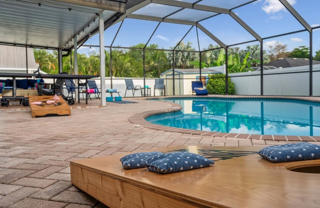 Perfect Fall Getaway: Htd Pool,Hot Tub,Games~ Mins to Beach & Robinson Preserve