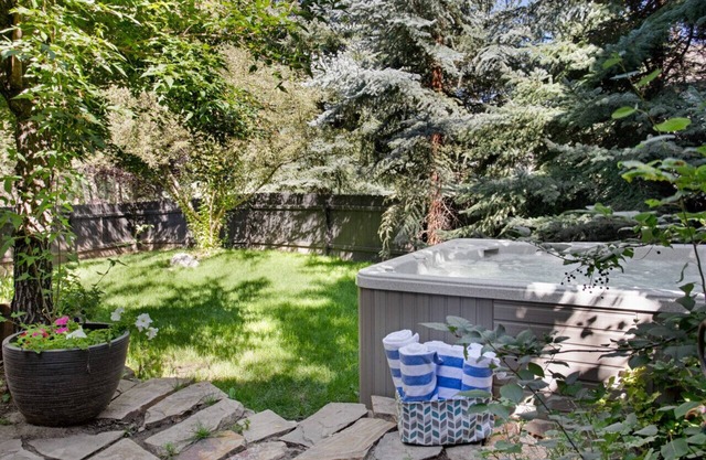 Perfect Family Getaway, Hot Tub, W/Private Fenced Yard, Beautiful Outdoor Area