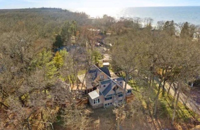 Perfect Family Getaway: walk to beach,fire pit, screened porch, hot tub,sunsets!