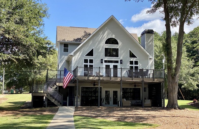Perfect family lakeside getaway w/pickleball court. Slps 12, 2 docks, firepitn
