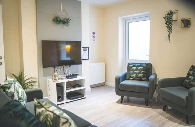 Perfect for contractors, 4-bedrooms, sleeps 7!