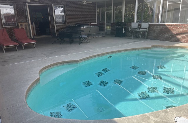 Perfect for FAMILY REUNIONS. Close by The Villages & shopping yet very private.