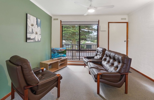 Perfect for your beach holiday, you are only a stone's throw to the Port Fairy East Beach