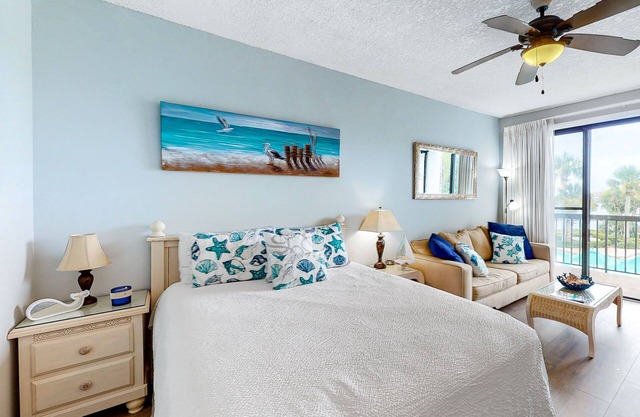 Perfect studio gem with pool, fast WiFi, sound view & kitchenette