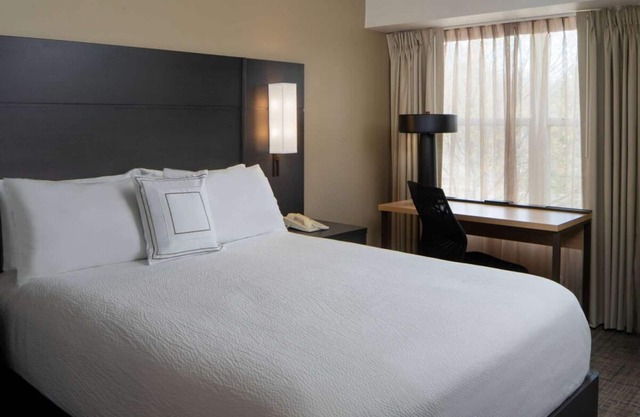 Perfect to Explore History & Culture! Pet-friendly Property, Free Breakfast!