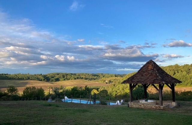 PERIGOURDINE FARM, QUIET ENVIRONMENT, MAGNIFICENT EXPOSURE AND VIEW