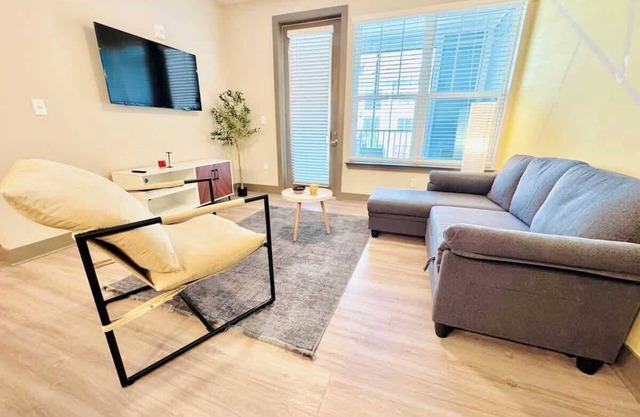 Pet-Friendly, 15 Min to Parks, King Bed, Amenities