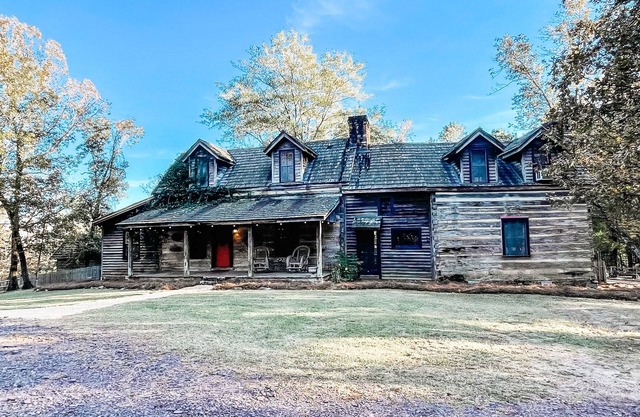 Pet Friendly 1800’s cabin! Stay with us for Weddings, Wineries, and more!