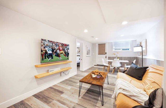 Pet Friendly 1BR Basement w/Gym |Near UW &Hospital