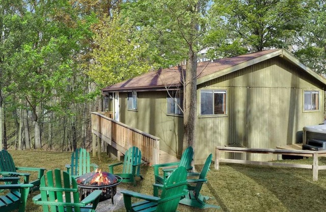 Pet Friendly | 2-Bedroom cabin | Hot tub | Fireplace | BBQ| PS5