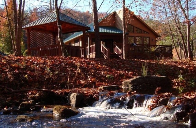 Pet friendly 2br/2ba cabin with hot tub on Rushing Trout Stream!