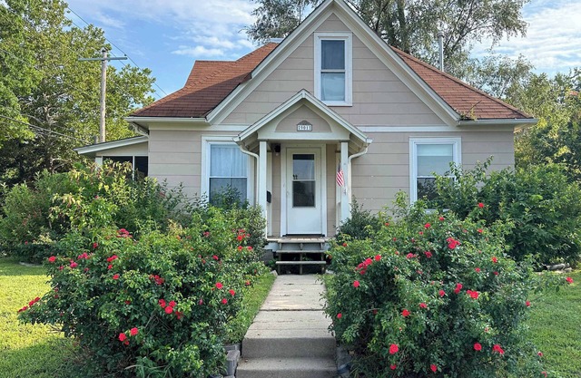 Pet-Friendly 2BR | Fenced Yard | Near K-State & Aggieville