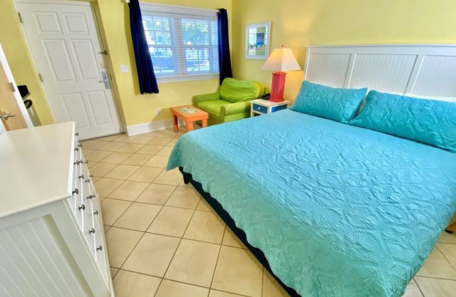 Pet-friendly, 3 Blocks to Beach, Centrally Located! Unit 111