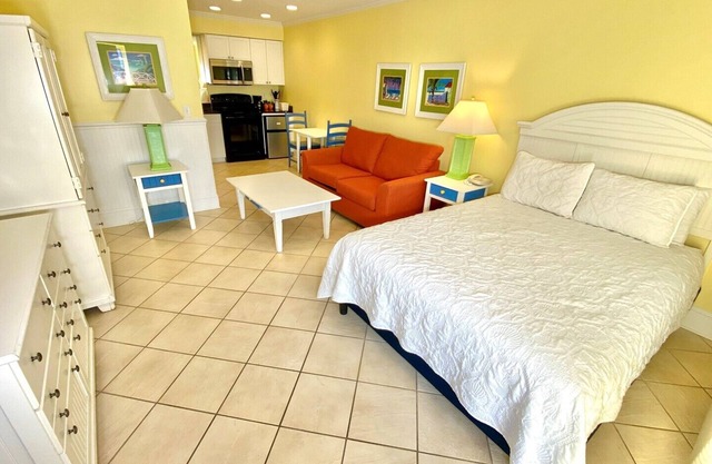 Pet-friendly, 3 Blocks to Beach - Full Kitchen! Unit 405