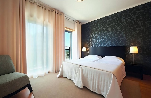 Pet-friendly 3BR Accommodation Close to Farol Beach! Full Kitchen, Outdoor Pool!