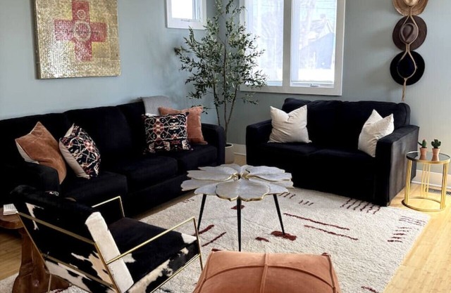 Pet friendly, 5 Min to Downtown, gated parking