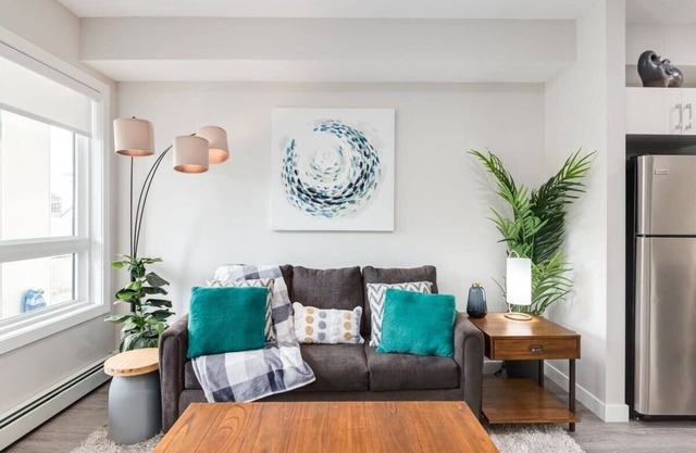 Pet Friendly Apartment w/Free Underground Parking & Sofa Bed