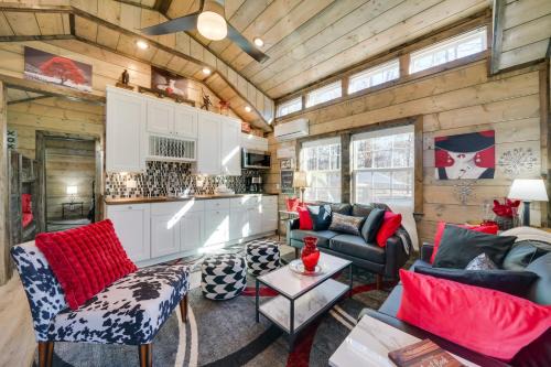 Pet-Friendly Broken Bow Cabin Hot Tub and Fireplace