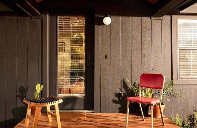 Pet Friendly Bungalow — walk to restaurants, bars