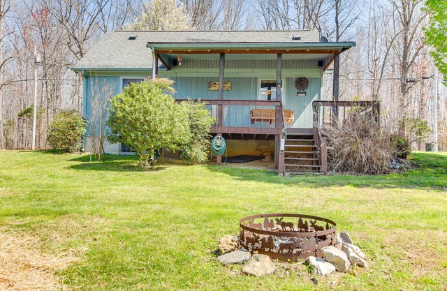 Pet-Friendly Byrdstown Cottage w/Deck & Fire Pit!