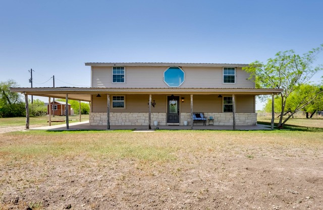 Pet-Friendly Cabin on 3 Acres: 7 Mi to Uvalde!