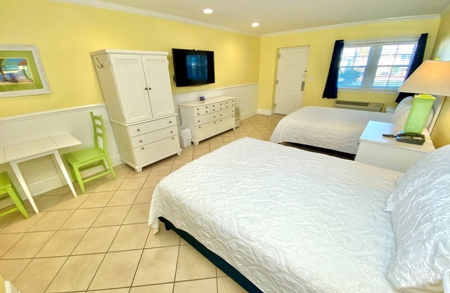 Pet-friendly, Centrally Located, Walk to Beach! Unit 103