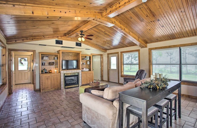 Pet-Friendly Efficiency Cottage w/Pool!