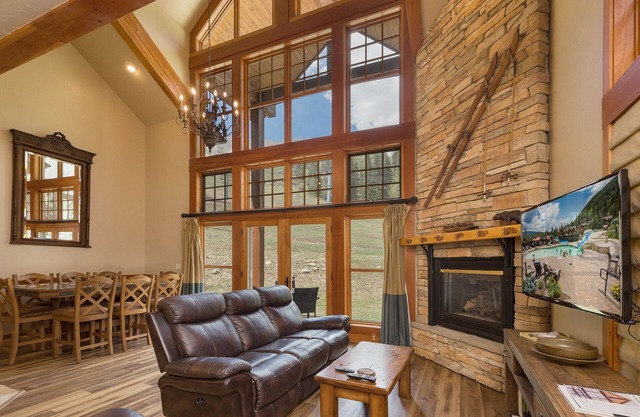 Pet Friendly Elkpoint Townhome - Ski in/Ski Out - Best Location - Arcade Game