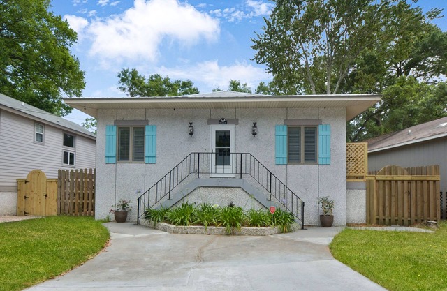 Pet Friendly EV Charger Fenced Yard Walk to Dining St. Simons Island