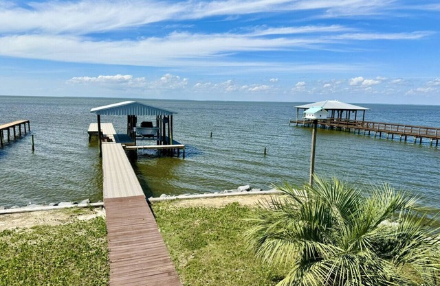 Pet Friendly! Gorgeous House Right On The Bay With Private Dock