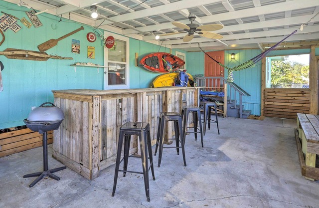 Pet-Friendly Home w/Deck - 6 Mi to Cocoa Village!