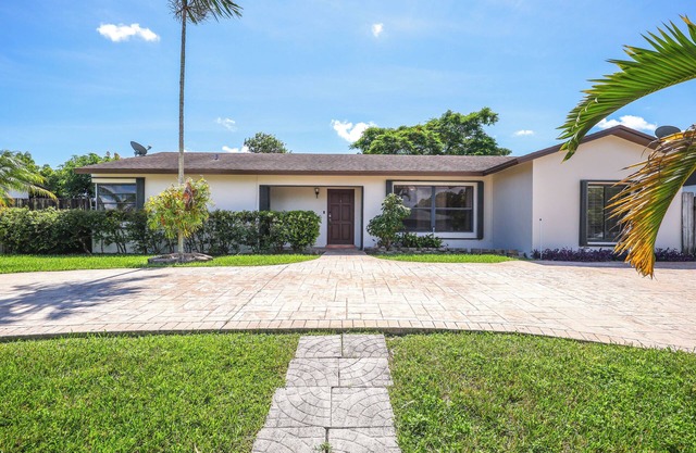 Pet-Friendly Home w/Yard ~ 3 Mi to Zoo Miami!