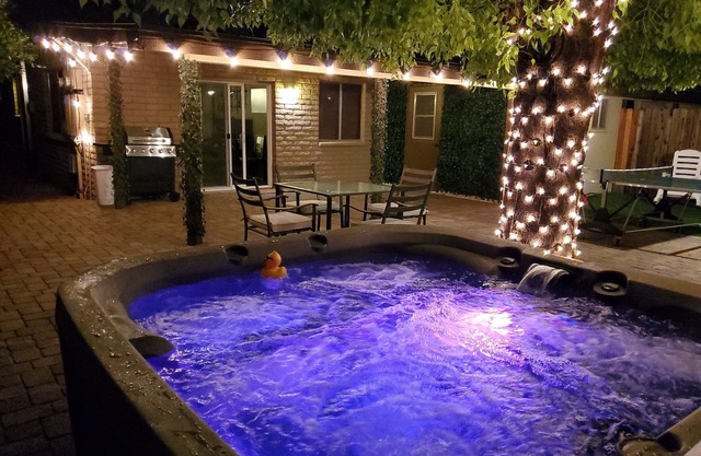 Pet friendly Huge Paved Patio w/Spa: Old Town Scottsdale