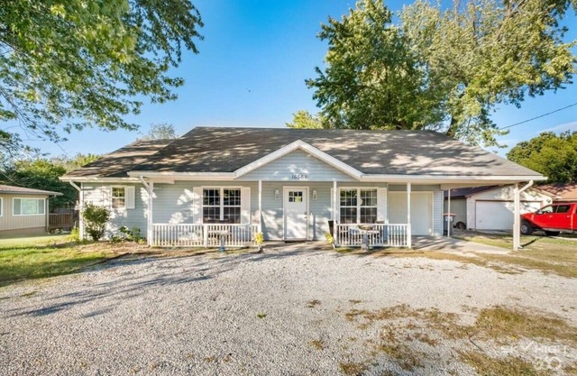 Pet-friendly Lake Bungalow - 3 blocks to Beaver Lake