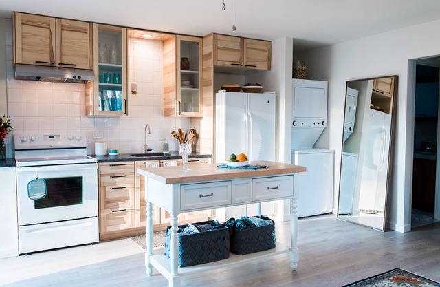 Pet Friendly, Light-filled, Organic Studio, Full Kitchen, Hot Tub