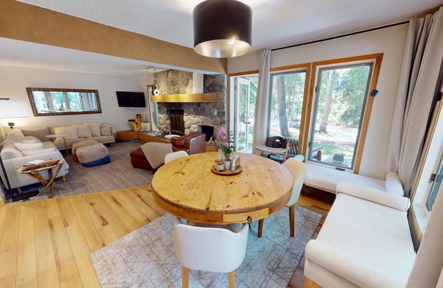 Pet Friendly-On River! Pool, 2 Hot Tubs. Walk/Easy Drive to Dining, Shops