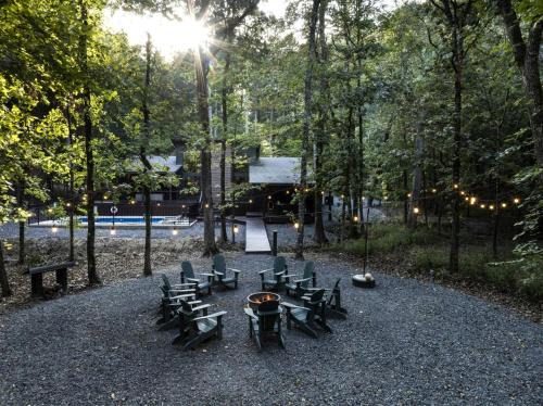 Pet Friendly Paradise in the Southern Hills of Hochatown, Oklahoma, Perfect for a Weekend Escape