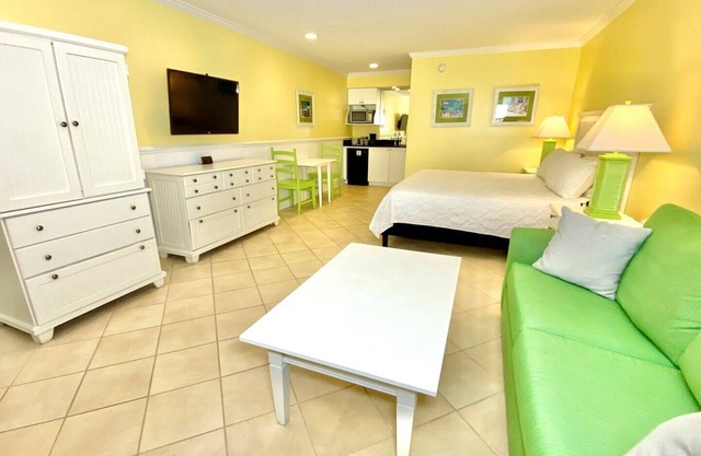 Pet-friendly - Pool - 3 Blocks to Beach! Unit 303