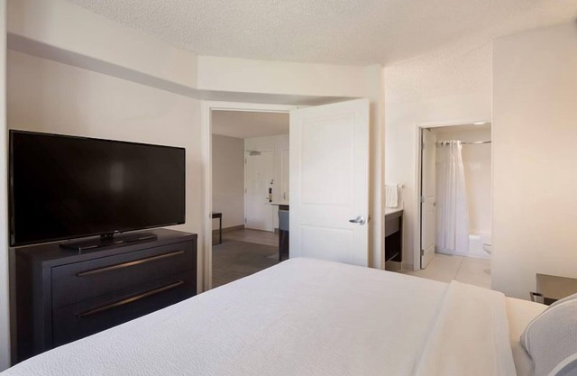 Pet-friendly Property! w/Full Kitchen, Onsite Parking, FREE Breakfast!