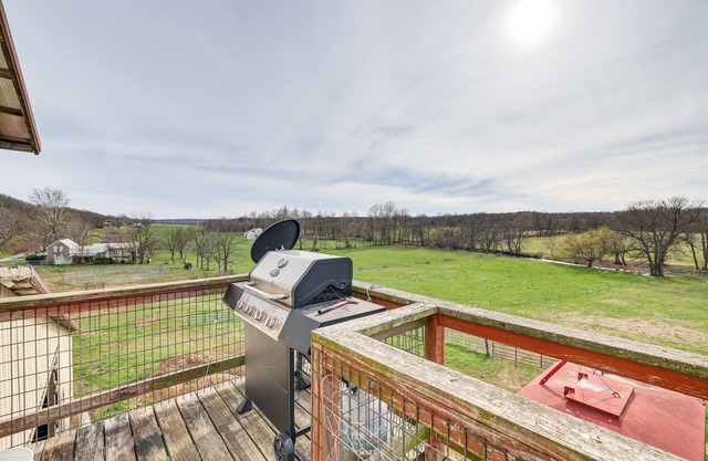 Pet-Friendly Purdy Home w/Horse Stables & Trails!