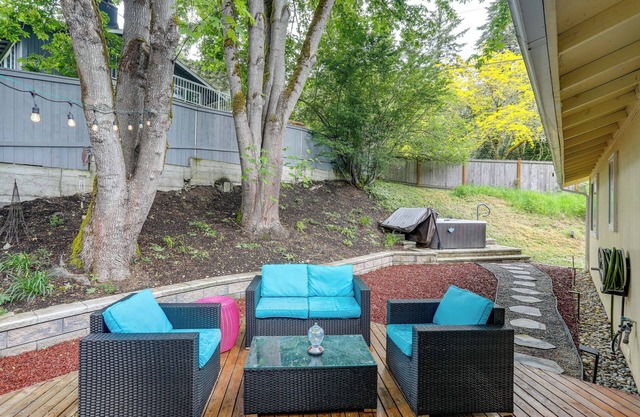 Pet-Friendly Sammamish Home w/Deck ~ 3 Mi to Lake